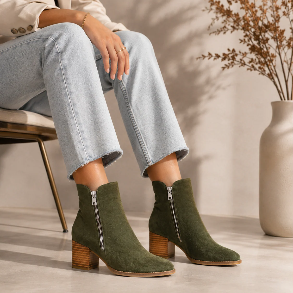 DJANGO & JULIETTE MOCKUP OLIVE SUDE